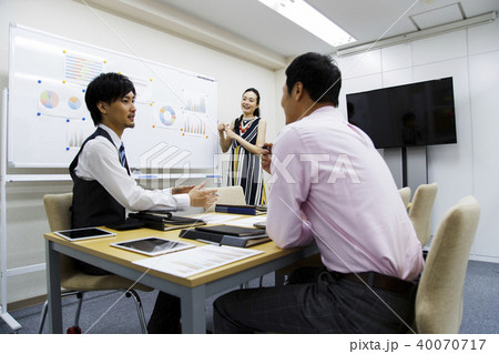 会議 プレゼン 女性 男性 ビジネス オフィス ビジネスマン 会議 プレゼン 女性 男性 ビジネス オフィス ビジネスマン 40070717