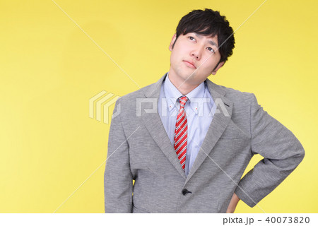 腰痛を訴える男性 腰痛を訴える男性 40073820
