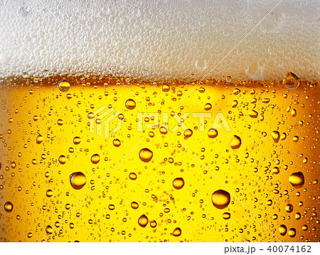 Close up drops of a Ice Cold Pint of Bee 40074162