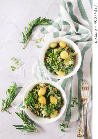 Stewed green peas with lettuce, onions and lardons Stewed green peas with lettuce, onions and lardons 40074337