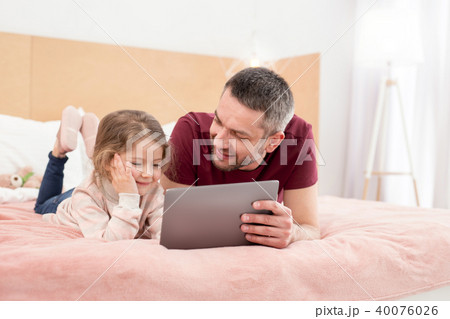 Cheerful father spending time with his daughter 40076026