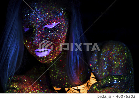 Portrait of Beautiful Fashion Woman in Neon UF Light. Model Girl with Fluorescent Creative 40076202