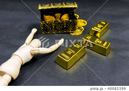 箱の前で倒れるデッサン人形 40082399