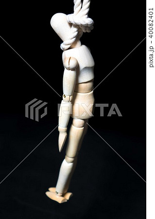 首を吊るデッサン人形 40082401