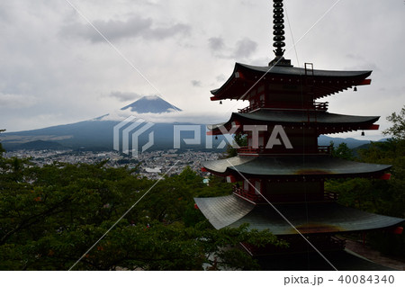 新倉山浅間公園より望む五重塔と富士山 新倉山浅間公園より望む五重塔と富士山 40084340