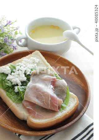 サラダ法蓮草と生ハムのチーズオープンサンドの写真素材