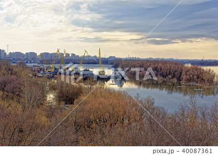 Early spring on the Irtysh river in the city of Omsk 40087361