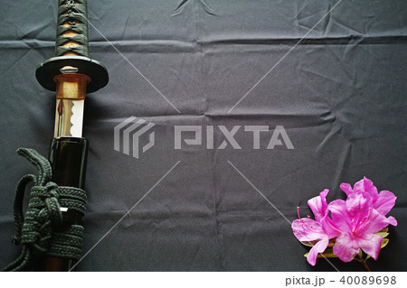 抜きかけの日本刀とツツジの花 40089698