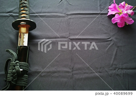 抜きかけの日本刀とツツジの花 40089699