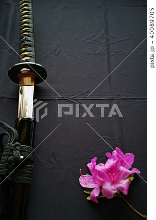 抜きかけの日本刀とツツジの花 40089705