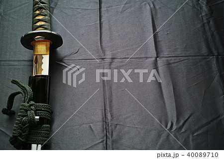 抜きかけの日本刀と黒い布のコピースペースの写真素材