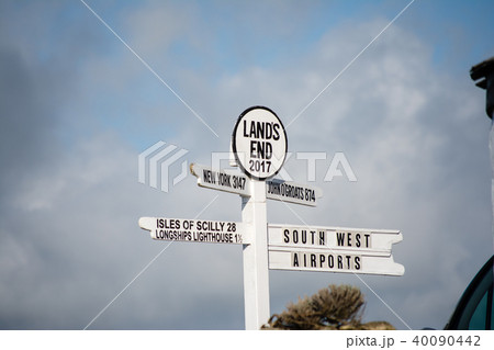 イギリス郊外のランズエンドにある英語の標識の写真素材