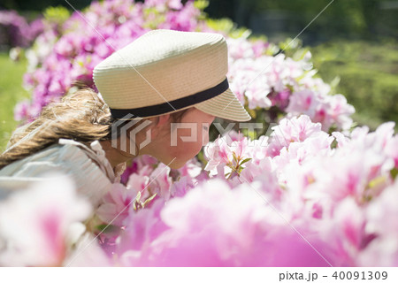 ツツジの花の香りを嗅ぐ女の子 ツツジの花の香りを嗅ぐ女の子 40091309