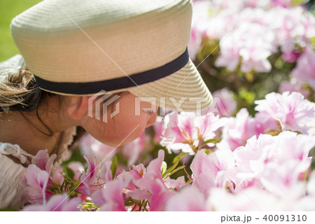 ツツジの花の香りを嗅ぐ女の子 ツツジの花の香りを嗅ぐ女の子 40091310