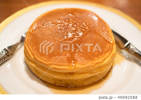 メイプルシロップをかけたベーシックなパンケーキ メイプルシロップをかけたベーシックなパンケーキ 40092088