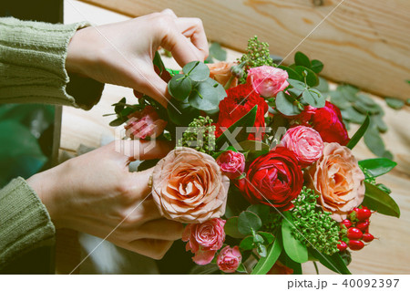 florist making a floral arrangement 40092397