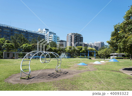 遊具がある広い公園 40093322