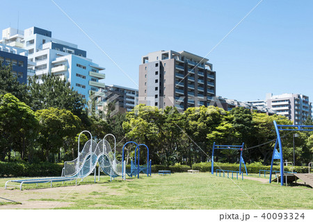 遊具がある広い公園 40093324