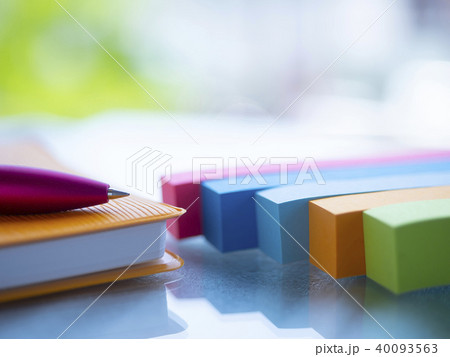 ビジネスイメージ・手帳・付箋・新緑・女性 ビジネスイメージ・手帳・付箋・新緑・女性 40093563