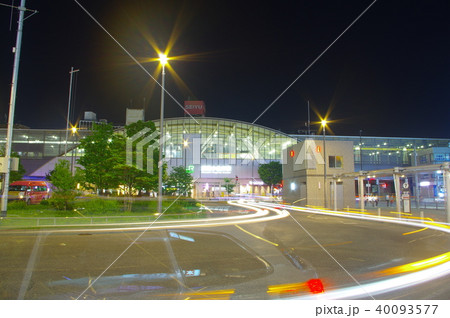 夜の武蔵小金井駅ロータリー 40093577