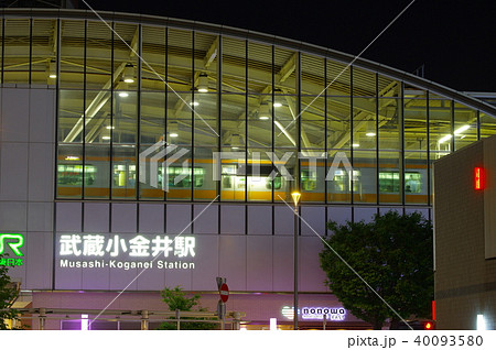 夜の武蔵小金井駅ロータリー 40093580