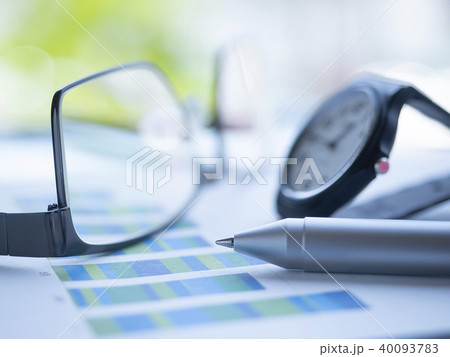 ビジネスイメージ・グラフ・時計・メガネ・新緑 40093783