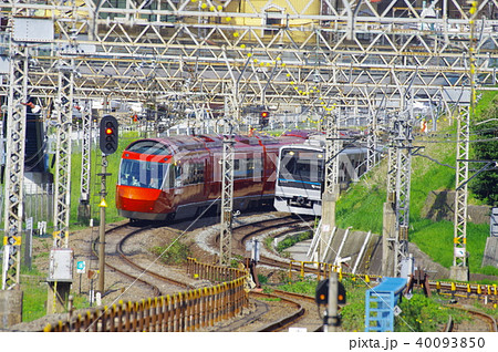 新百合ヶ丘駅を出発したロマンスカー 新百合ヶ丘駅を出発したロマンスカー 40093850