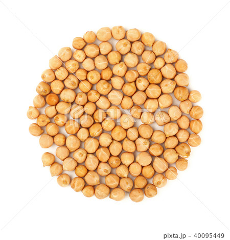 Round shaped chickpea beans isolated on white 40095449