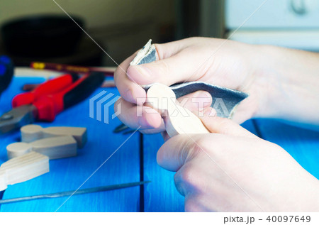 Men's hands make a hand-made article of wood Men's hands make a hand-made article of wood 40097649