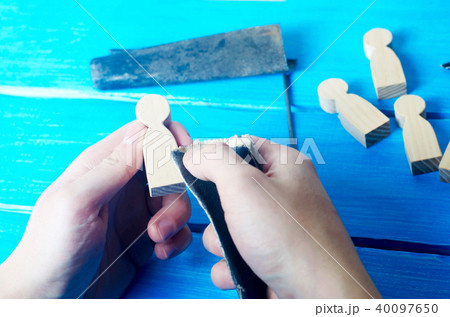 The master processes the wood with his hands. 40097650