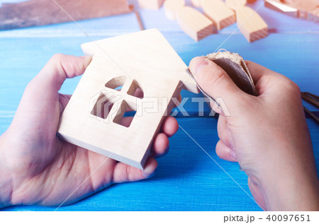Men's hands make a hand-made article of wood Men's hands make a hand-made article of wood 40097651