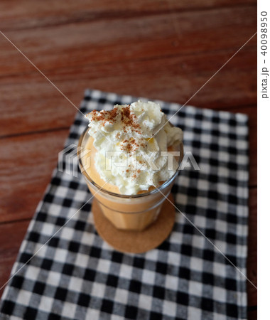Iced tea with milk smoothies in a glass cup 40098950