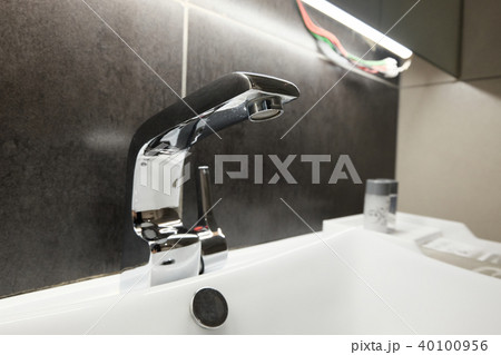 chrome water tab and seramic sink bowl in bathroom 40100956