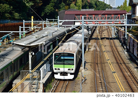 JR山手線の原宿駅に停車する電車 40102463