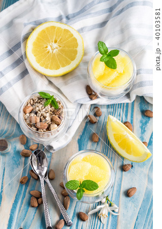 Yogurt with granola and grapefruit Yogurt with granola and grapefruit 40103581