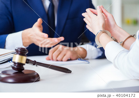Lawyer talking to his client in office 40104172