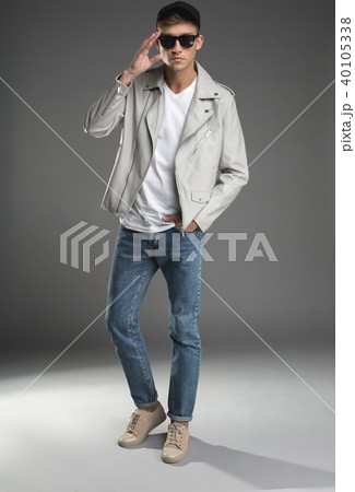 Gorgeous man posing in stylish clothing 40105338