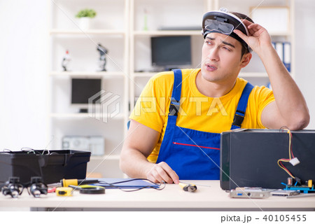 Computer repair technician repairing hardware 40105455
