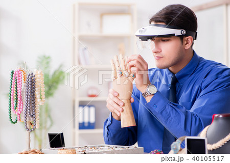 Jeweler working with luxury jewelry in the workshop 40105517