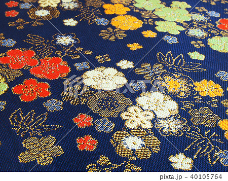 金襴を織り込んだ梅の花模様の西陣織西陣織 金襴を織り込んだ梅の花模様の西陣織西陣織 40105764