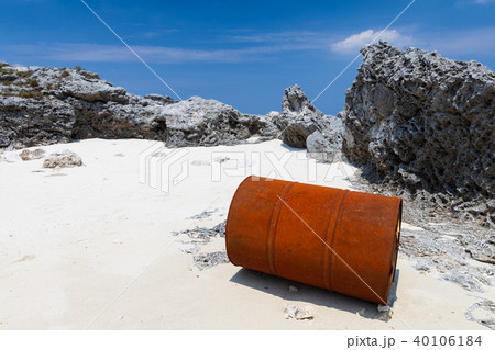 隆起性サンゴ礁の島で、サンゴを起源とする石灰岩で出来ている海岸と白い砂浜と赤いドラム缶 隆起性サンゴ礁の島で、サンゴを起源とする石灰岩で出来ている海岸と白い砂浜と赤いドラム缶 40106184