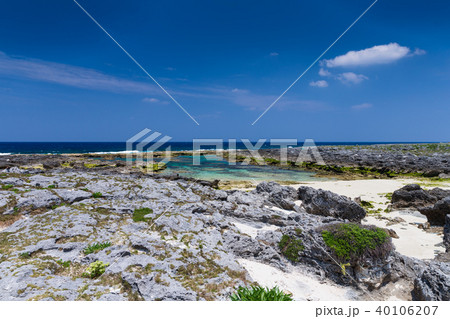 隆起性サンゴ礁の島で、サンゴを起源とする石灰岩で出来ている海岸線 40106207