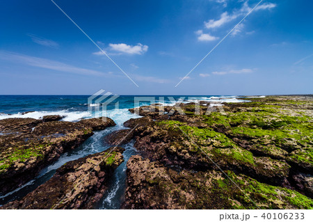 隆起性サンゴ礁の島で、サンゴを起源とする石灰岩で出来ている海岸線 隆起性サンゴ礁の島で、サンゴを起源とする石灰岩で出来ている海岸線 40106233