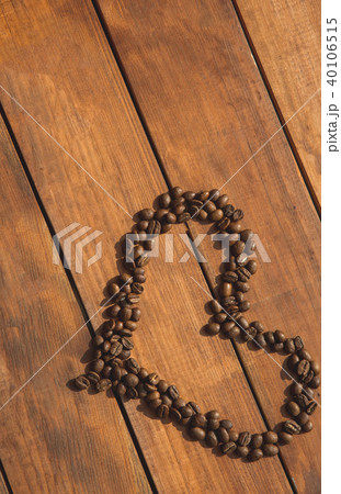 Heart-shaped aromatic coffee beans on desk 40106515