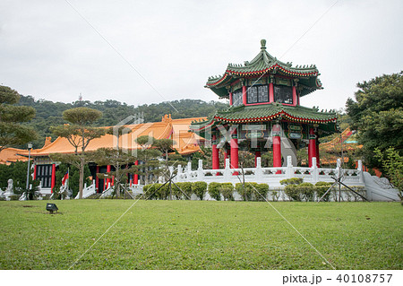 台湾 台北 中山区剣潭山 忠烈祠(ちゅうれつし) 山門手前の鐘鼓楼 台湾 台北 中山区剣潭山 忠烈祠(ちゅうれつし) 山門手前の鐘鼓楼 40108757