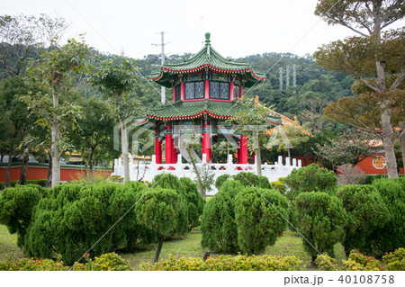 台湾 台北 中山区剣潭山 忠烈祠(ちゅうれつし) 山門手前の鐘鼓楼 台湾 台北 中山区剣潭山 忠烈祠(ちゅうれつし) 山門手前の鐘鼓楼 40108758