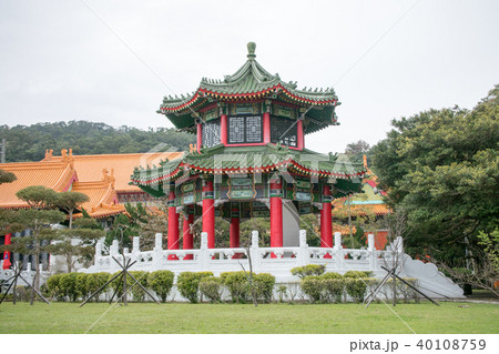 台湾　台北　中山区剣潭山　忠烈祠(ちゅうれつし)　山門手前の鐘鼓楼 40108759