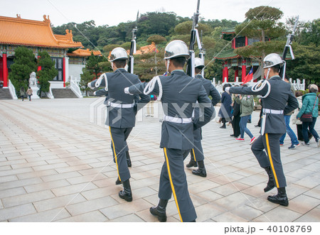 台湾 台北 中山区剣潭山 忠烈祠(ちゅうれつし) 衛兵交代式の行進 台湾 台北 中山区剣潭山 忠烈祠(ちゅうれつし) 衛兵交代式の行進 40108769