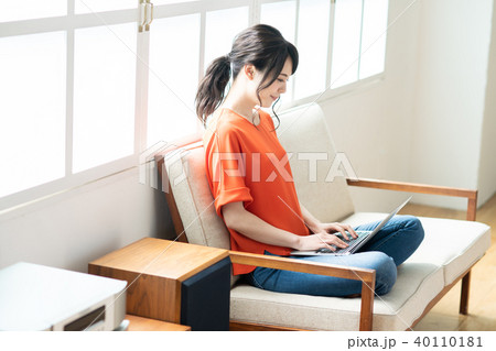 若い女性(パソコン) 若い女性(パソコン) 40110181