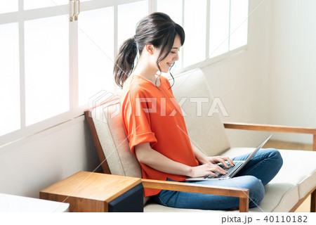 若い女性(パソコン) 若い女性(パソコン) 40110182
